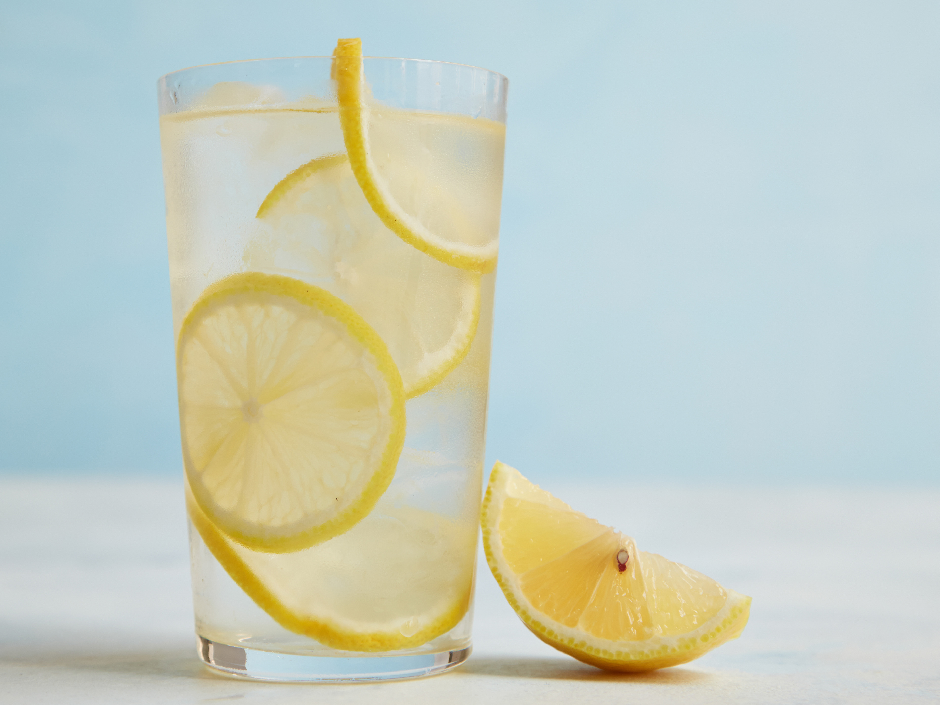 limonlu su içmek