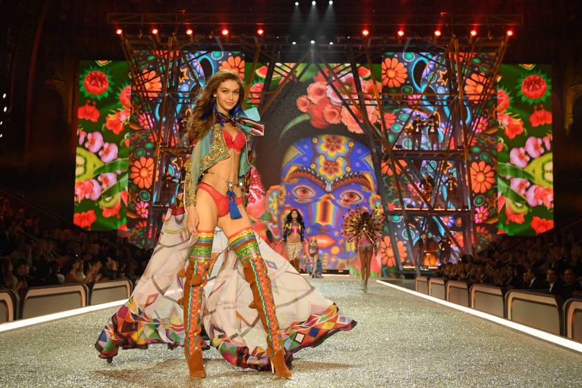 2016 Victoria's Secret Fashion Show in Paris - Show